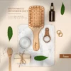 Die Haarbürste aus Holz mit Naturpins ist eine umweltfreundliche Alternative zur herkömmlichen Kunststoffbürste und lässt sich angenehm durch die Haare führen.